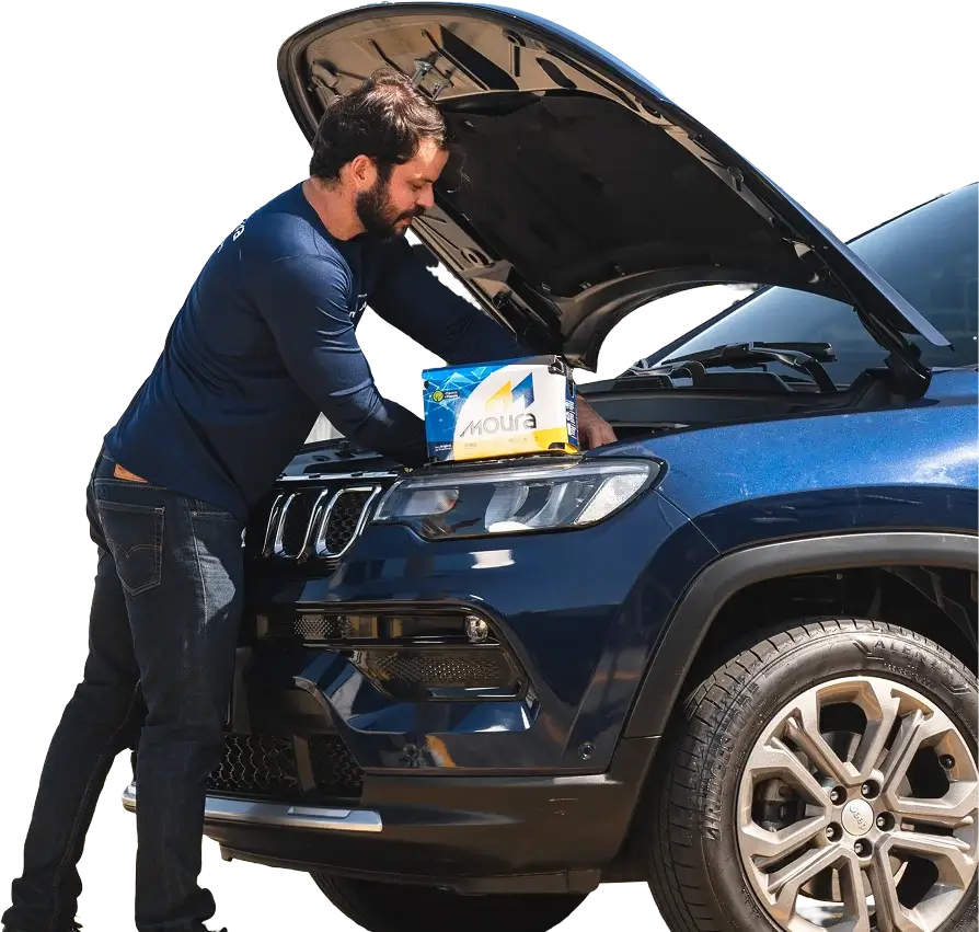 Carro com um especialista trocando instalando uma bateria Moura