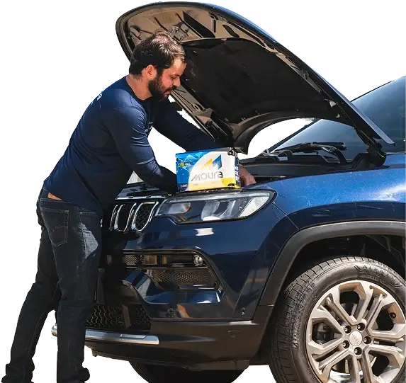 Carro com um especialista trocando instalando uma bateria Moura